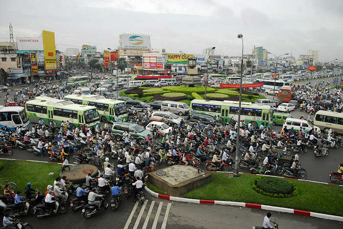 Kẹt xe: Kẹt xe là một trong những vấn đề chính của các thành phố lớn. Tuy nhiên, Việt Nam đang nỗ lực để cải thiện vấn đề này. Hãy cùng xem thực tế và giải pháp để giải quyết vấn đề kẹt xe tại các thành phố đông dân nhất Việt Nam.